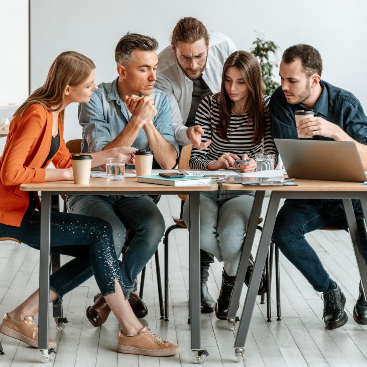 businesspeople-meeting-office-working_cr businesspeople-meeting-office-working_cr